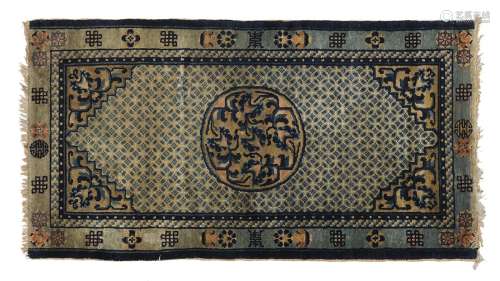 地毯中国羊毛。124 x 67 cm蓝色背景的植被装饰。用途：来源：中国和印度公司(巴黎)(Inv.18794 1962年收购)