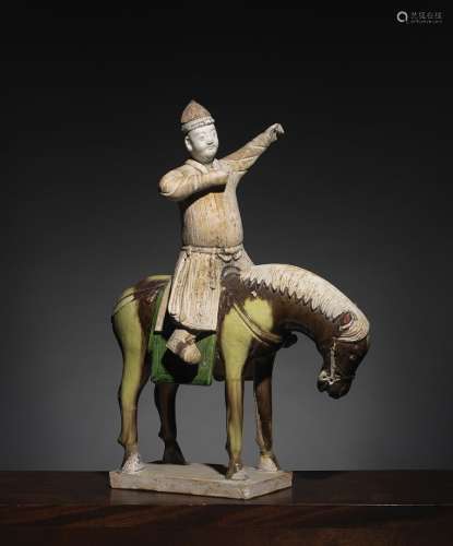 骑士中国明代（1348-1643）釉上彩陶。高40厘米音乐家或弓箭手。来源：中国和印度公司（巴黎） (Inv.23650 2000年从卢鸿功手中购得)