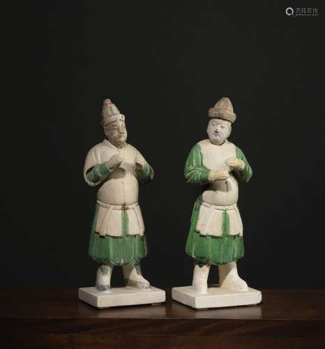 两位站立的乐师中国，明代（1348-1643）绿釉彩绘陶。高28.4厘米出处：Compagnie de la Chine et des Indes (Paris)(Inv.23652 2000年从卢洪刚手中购得)