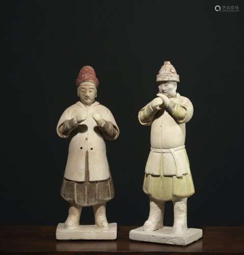 两位站立的乐师中国明代（1348-1643）釉上彩陶。高29厘米出处：中国和印度公司（巴黎） (Inv.23651 2000年从卢洪刚手中购得)