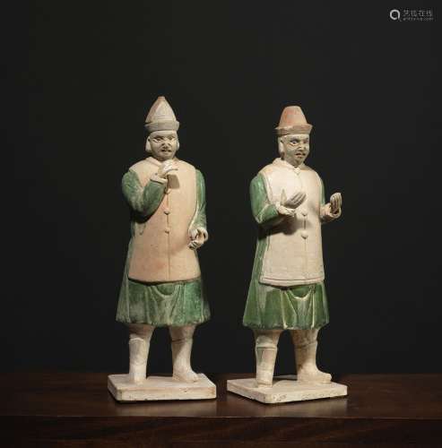 两位站立的乐师中国，明代（1348-1643）绿釉彩绘陶。高28厘米来源：中国和印度公司（巴黎）（Inv.23670 2000年购于香港）。