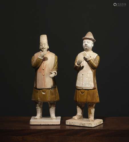 两位站立的乐师中国，明代（1348-1643）绿色珐琅彩绘陶器。高27.5厘米出处：中国和印度公司（巴黎） (Inv.23669 2000年购于香港)