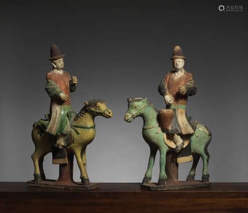 两个骑手中国明代（1348-1643）釉上彩陶。高48厘米两人中一人打鼓，另一人必须拿着管乐器。出处：中国和印度公司（巴黎）（Inv.23757 2005年从Drouot酒店购得）。