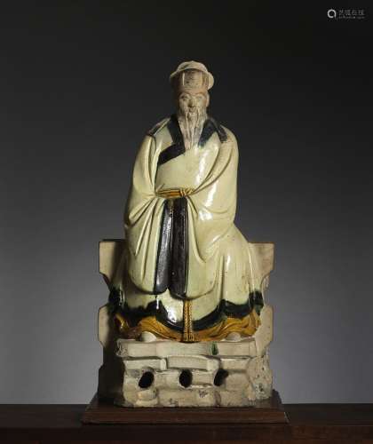 道教神仙中国，明代(1348-1643)石器，釉面。高61.5厘米重要的坐像，手藏于袖子下，但面向右臀部。虽然道教万神殿的神灵总是难以精确辨认，但这一特殊的神像可以与保存在Guimet博物馆（Inv.MA.6282）的一尊铸铁雕塑相提并论，其铭文显示它是第六层地狱的国王。但需要注意的是，吉美特博物馆中的雕塑是无毛的。背面，铭文不全，但放了一个兵字年。参考文献：Jacques Giès：《道的方式：另一种存在方式》。2010年RMN。第314至321页来源：Compagnie de la Chine et des Indes (Paris) (Inv.23919 2000年获得)
