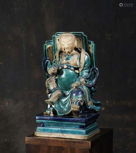 道教神像，可能是关帝中国，约17°世纪绿松石和紫砂釉石器。高33厘米传统上的坐像是坐在宝座上，双腿在三叶屏风前移动。来源：中国和印度公司（巴黎）(Inv.23450 1990年购得)