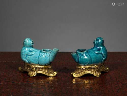 两只猴形滴水壶中国，康熙时期（1662-1722年）绿松石蓝珐琅饼。长7.2厘米它们安放在欧洲镀金青铜底座上。来源：中国和印度公司（巴黎）（Inv.16674-16675 1955年购得）。