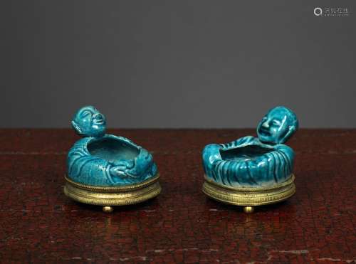 中國，康熙時期 (1662-1722)綠松石琺瑯餅長6厘米它們立於歐洲鎏金青銅座上。來源：中國及印度公司 (巴黎) (Inv.22121 1975年購得)