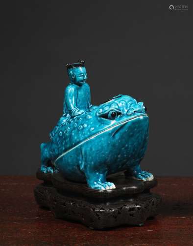 罕见的刘海形三足蟾蜍香炉模型中国，康熙时期(1662-1722年)绿松石珐琅饼。19x16厘米这与著名的三足蟾蜍生活在月球上，会与财富产生象征性的联系。出版/转载: