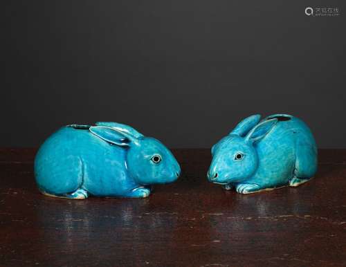 两只兔形水壶中国, 清朝, 18世纪绿松石珐琅饼。长18.5厘米恢复可见其中之一的耳目。出版/转载：