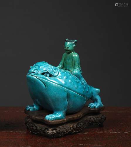 罕见的刘海形香炉模型上的三足蟾蜍中国，康熙时期（1662-1722年）绿松石珐琅饼。19 x 16 cm刘海像可见旧的事故和修复。来源：中国和印度公司（巴黎） (Inv.23346 1989年购得)