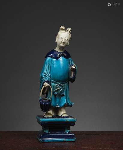 不朽的蓝采和捧着篮子。中国，康熙时期（1662-1722）绿松石和紫砂珐琅饼。高31,6厘米小指缺失。来源：中国和印度公司（巴黎）（Inv.22203 1976年购得）。