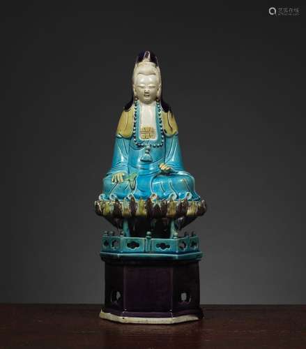 观音中国，康熙时期(1662-1722年)绿松石、茄子、赭石珐琅饼。高40.5厘米，女神坐在由底座支撑的莲花上。出处：中国和印度公司（巴黎）（Inv.22056 1975年从德鲁奥酒店购得）。