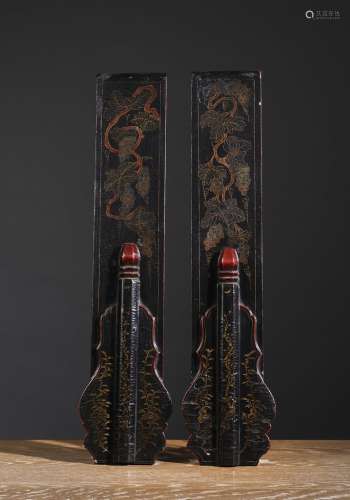 两盏壁灯中国，清代，约19°世纪漆木 高52厘米浮雕藤蔓和瓶子的装饰。来源：Compagnie de la Chine et des Indes (Paris)(Inv.19135 1963年获得)