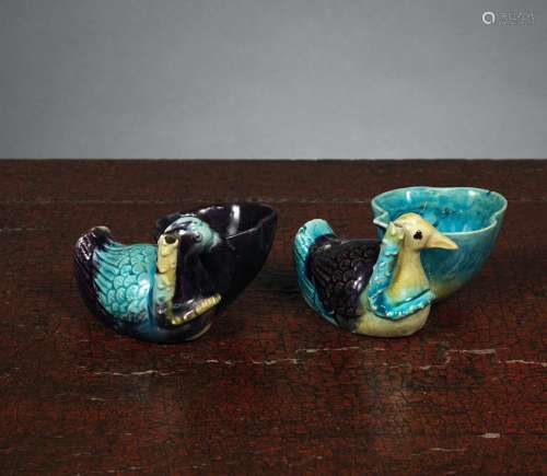 鸭形、荷叶形毛笔两支中国，康熙时期（1662-1722）绿松石、紫砂、黄釉饼。长9,3和10厘米两件中的一件有古老的断裂。来源：中国和印度公司（巴黎）（Inv.22122 1975年获得）。