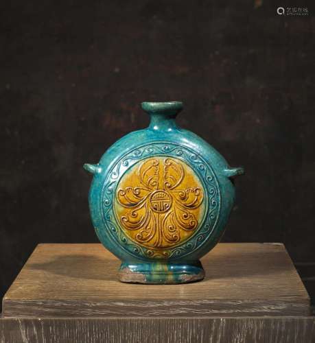 圆形瓶，模印花纹中国，清代 18-19世纪绿松石和赭石釉石器。高18.9厘米来源：中国和印度公司（巴黎） (Inv.22614 1978年从德鲁奥酒店购得)