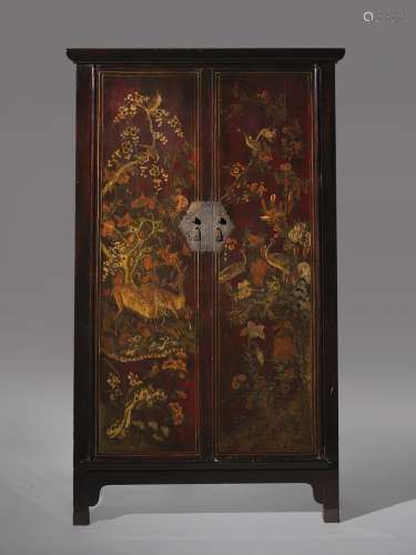 中国漆木。189 x 103 x 42 cm漆木门，一扇门饰有鹿，另一扇门饰有孔雀和鸟，由山西漆制成，很可能是18世纪的作品。出处：Compagnie de la Chine et des Indes (Paris) (Inv.22949 1983年购得)