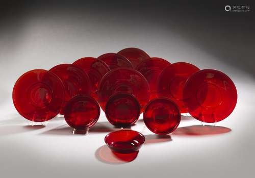 罕见的一套4个碗和9个碟中国，清代，约19世纪红色
