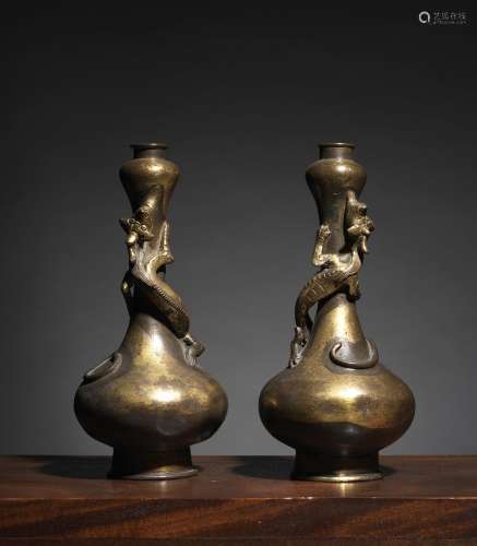 花瓶一对中国，清代，约17°世纪铜合金。高20厘米赤龙沿着高处的山路往上走。出处：Compagnie de la Chine et des Indes (Paris) (Inv.22573 1978年从Perret Vibert画廊购得)。