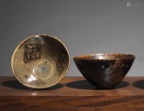 两只碗中国宋代天目D型深褐色釉陶器，尺寸11.5及11.2厘米。小事故和修复。出版/转载:ORIENTS-CCIDENT, DIX SIÈCLES DE VOYAGES CÉRAMIQUES - TRÉSORS DE COLLECTIONS PRIVÉES EUROPÉENNES
