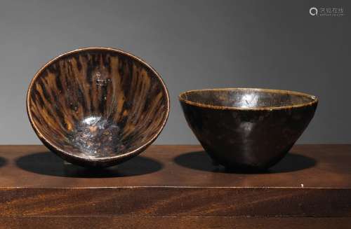 两只碗中国宋代天目D型深褐色釉陶器，尺寸11.6及11.3厘米。小事故和修复。出版/转载:ORIENTS-CCIDENT, DIX SIÈCLES DE VOYAGES CÉRAMIQUES - TRÉSORS DE COLLECTIONS PRIVÉES EUROPÉENNES