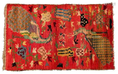 地毯西藏羊毛。140 x 84.5 cm罕见的红底孔雀花纹。来源：Compagnie de la Chine et des Indes (Paris) (Inv.21809 1974年在新德里购得)