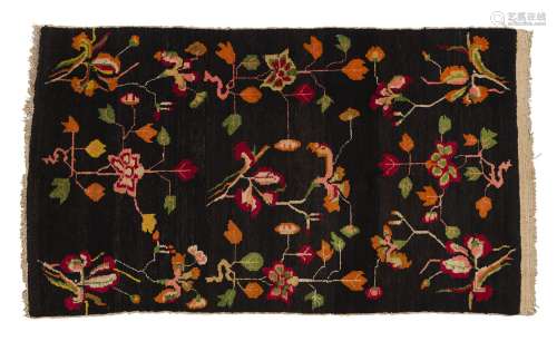 地毯西藏羊毛。166.5 x 95.5 cm黑色背景上精美的花纹。来源：Compagnie de la Chine et des Indes (Paris) (Inv.22799 1980年在新德里购得)