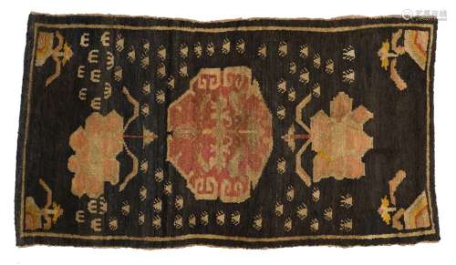 地毯西藏羊毛。141 x 77 cm黑色背景上的精美花纹。出处：Compagnie de la Chine et des Indes (Paris) (Inv.22576 1978年在New-Delhi收购)