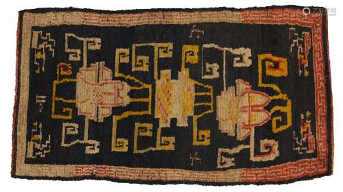 地毯西藏羊毛。136 x 72 cm黑底花紋，紅底幾何邊框。出處：Compagnie de la Chine et des Indes (Paris) (Inv.22566 1978年在新德里購得)
