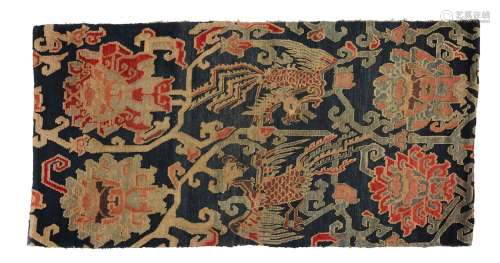 地毯西藏羊毛。156 x 78 cm蓝底经典花凤纹。出处：Compagnie de la Chine et des Indes (Paris) (Inv.21806 1974年在新德里购得)