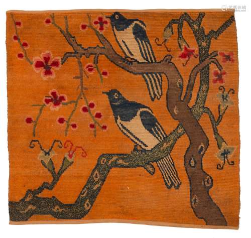 地毯西藏毛料。86,5 x 81,5 cm桔色背景下花枝上的鸟类装饰。来源：Compagnie de la Chine et des Indes (Paris) (Inv.22564 1978年在New-Delhi收购)