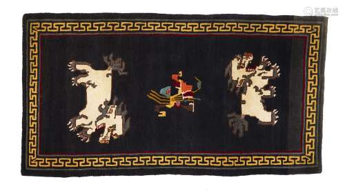 地毯西藏羊毛。170 x 92 cm黑底雪狮装饰，希腊边框。出处：Compagnie de la Chine et des Indes (Paris) (Inv.22361 1977年在New-Delhi收购)