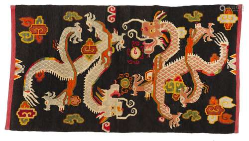 地毯西藏羊毛。167,5 x 95 cm黑底二龙戏珠纹饰。出处：Compagnie de la Chine et des Indes (Paris) (Inv.22470 1977年在新德里购得)