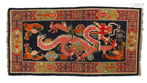 地毯西藏羊毛。164 x 84 cm装饰龙和蝴蝶。出处：Compagnie de la Chine et des Indes (Paris) (Inv.21614 1973年在New-Delhi收购)