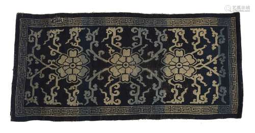 地毯西藏羊毛。184 x 87 cm蓝底花纹，希腊边框。出处：Compagnie de la Chine et des Indes (Paris) (Inv.21792 1974年在新德里获得)