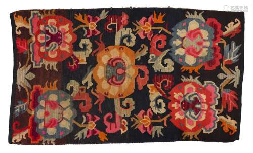 地毯西藏羊毛。166 x 95 cm藍色和紅色背景上的美麗花紋。出處：Compagnie de la Chine et des Indes (Paris) (Inv.21795 1974年在新德里購得)