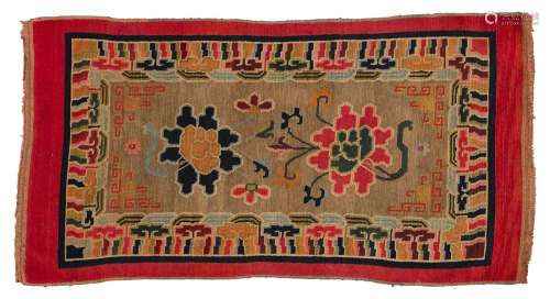 地毯西藏羊毛。150 x 80 cm風格化的花紋和石邊出處：Compagnie de la Chine et des Indes (Paris) (Inv.22088 1975年在新德里購得)