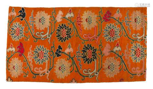 地毯西藏羊毛。164 x 88.5 cm橙色背景上的风格化花卉装饰。来源：Compagnie de la Chine et des Indes (Paris) (Inv.22091 1975年在New-Delhi获得)