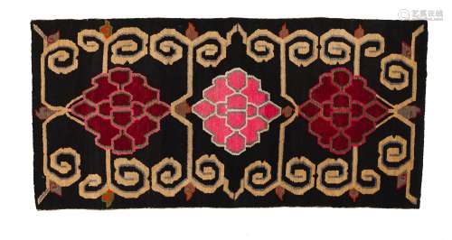 地毯西藏羊毛。179 x 88 cm黑色背景的精美花纹。出处：Compagnie de la Chine et des Indes (Paris) (Inv.22371 1977年在New-Delhi收购)