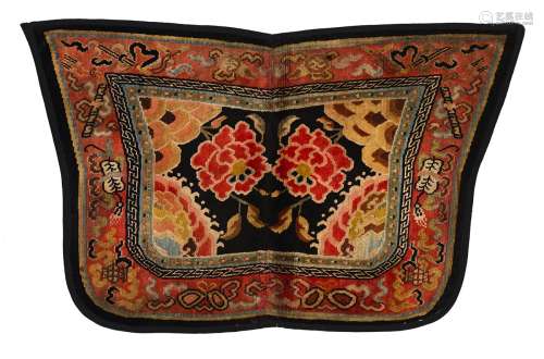 鞍垫西藏羊毛。116 x 67 cm精美的花紋圖案，邊緣有吉祥圖案。出處：Compagnie de la Chine et des Indes (Paris) (Inv.21832 1974年於新德里購得)