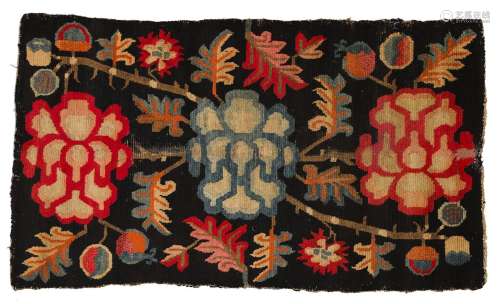 地毯西藏羊毛。149 x 86,5 cm黑色背景上的美丽植物装饰。出处：Compagnie de la Chine et des Indes (Paris) (Inv.21801 1974年在新德里获得)