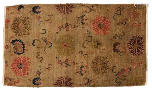 地毯西藏羊毛。146 x 81 cm乳白色背景上有精美的花卉和吉祥图案。来源：Compagnie de la Chine et des Indes (Paris) (Inv.21814 1974年在新德里获得)