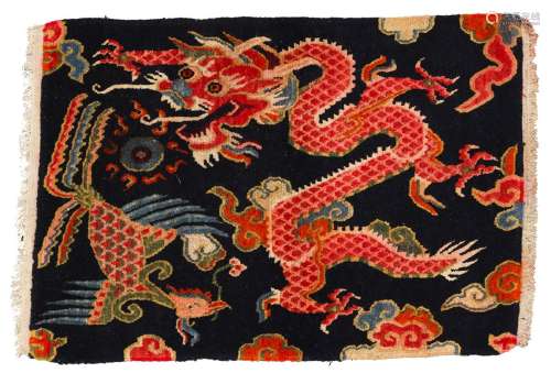 地毯西藏羊毛。85 x 56 cm云中龙凤的美丽装饰。出处：Compagnie de la Chine et des Indes (Paris) (Inv.21843 于1974年在新德里获得)