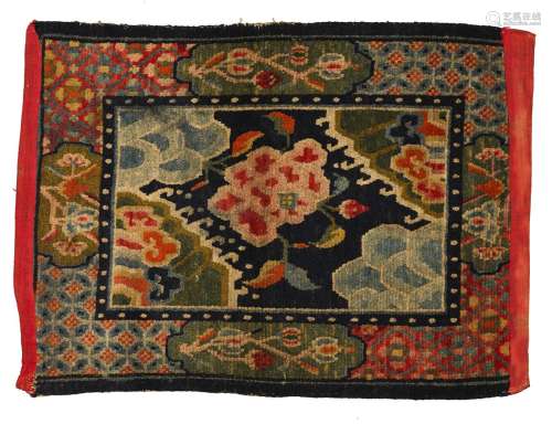 地毯西藏羊毛。78 x 57.5 cm漂亮的花纹。出处：Compagnie de la Chine et des Indes (Paris) (Inv.21844 1974年在新德里获得)