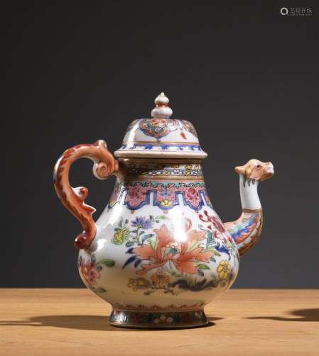 Piriform茶壶中国，清代，18世纪瓷器，珐琅彩玫瑰型装饰。高16.5厘米，出水口的形状就像一个神奇动物的头。身上装饰着开放的花朵。来源：Compagnie de la Chine et des Indes (Paris)(Inv.20938 1970年在伦敦收购)。