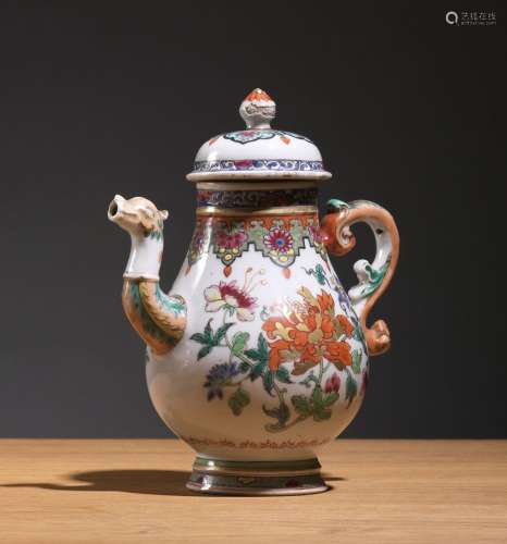 Piriform茶壶中国，清代，18世纪瓷器，珐琅彩玫瑰型装饰。高18厘米，出水口的形状就像一个奇妙的动物的头。可见的小事故。来源：Compagnie de la Chine et des Indes (Paris) (Inv.20717 Acquired 1967)