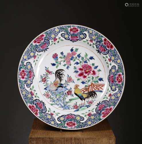 圆盘中国，雍正时期，(1722-1735)瓷器，粉彩家庭式珐琅彩装饰。D. 38 cm两只公鸡和牡丹的古典装饰。出处：Compagnie de la Chine et des Indes (Paris) (Inv.16431 1954年从Hôtel Drouot收购)