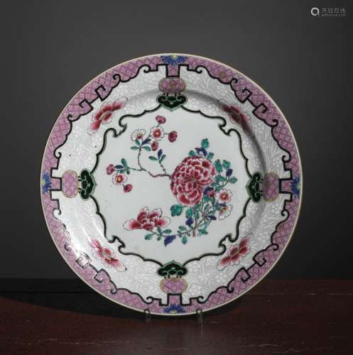 牡丹纹圆盘中国，清代，18世纪珐琅彩玫瑰型瓷器。D. 38 cm可见的小事故。来源：Compagnie de la Chine et des Indes (Paris) (Inv.18247 1960年在伦敦收购)
