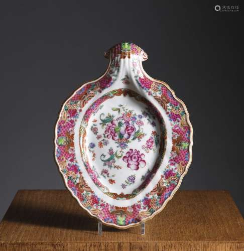 椭圆盘中国，清代，18世纪粉彩家族类型的珐琅彩瓷器。长21厘米来源：Compagnie de la Chine et des Indes (Paris) (Inv.20504 1968年购于伦敦)