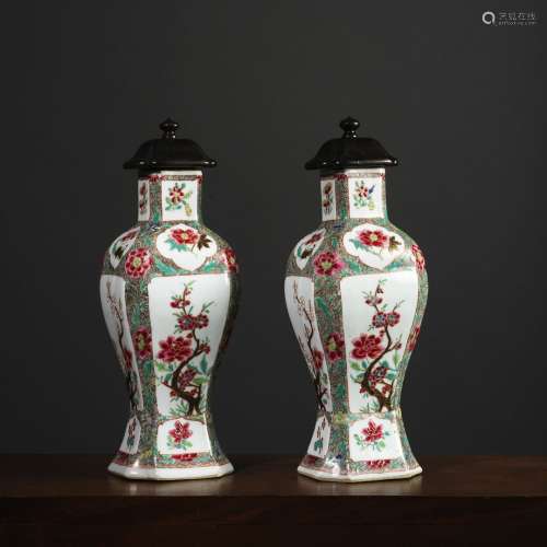 一对巴拉斯特花瓶中国，清代18世纪Famille玫瑰釉瓷。高24.7厘米表面是以包括花卉图案在内的卡图结构。木质封面。来源：Compagnie de la Chine et des Indes (Paris) (Inv.19079 1963年收购于伦敦)