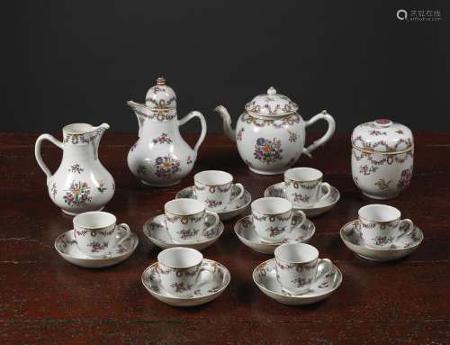 花卉装饰的餐具套装中国，清代，18世纪瓷器，珐琅彩玫瑰型装饰。套装包括一个茶壶、一个咖啡壶、一个奶油壶、一个糖碗、八个杯子和八个碟子。来源：Compagnie de la Chine et des Indes (Paris) (Inv.17613 1957年获得)